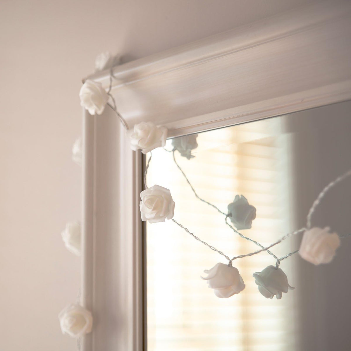 Lights4fun 30 Warm White LED Indoor White Rose Decorative Flower String Fairy Lights Clear Cable Plug in Mains Powered 2.9m Bedroom Home Wedding Valentine Decoration