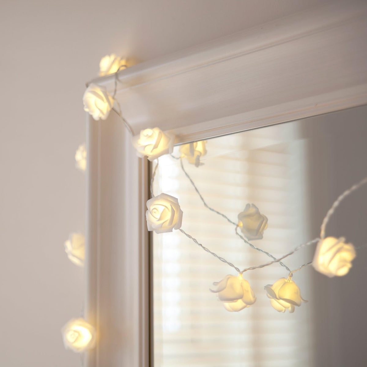 Lights4fun 30 Warm White LED Indoor White Rose Decorative Flower String Fairy Lights Clear Cable Plug in Mains Powered 2.9m Bedroom Home Wedding Valentine Decoration