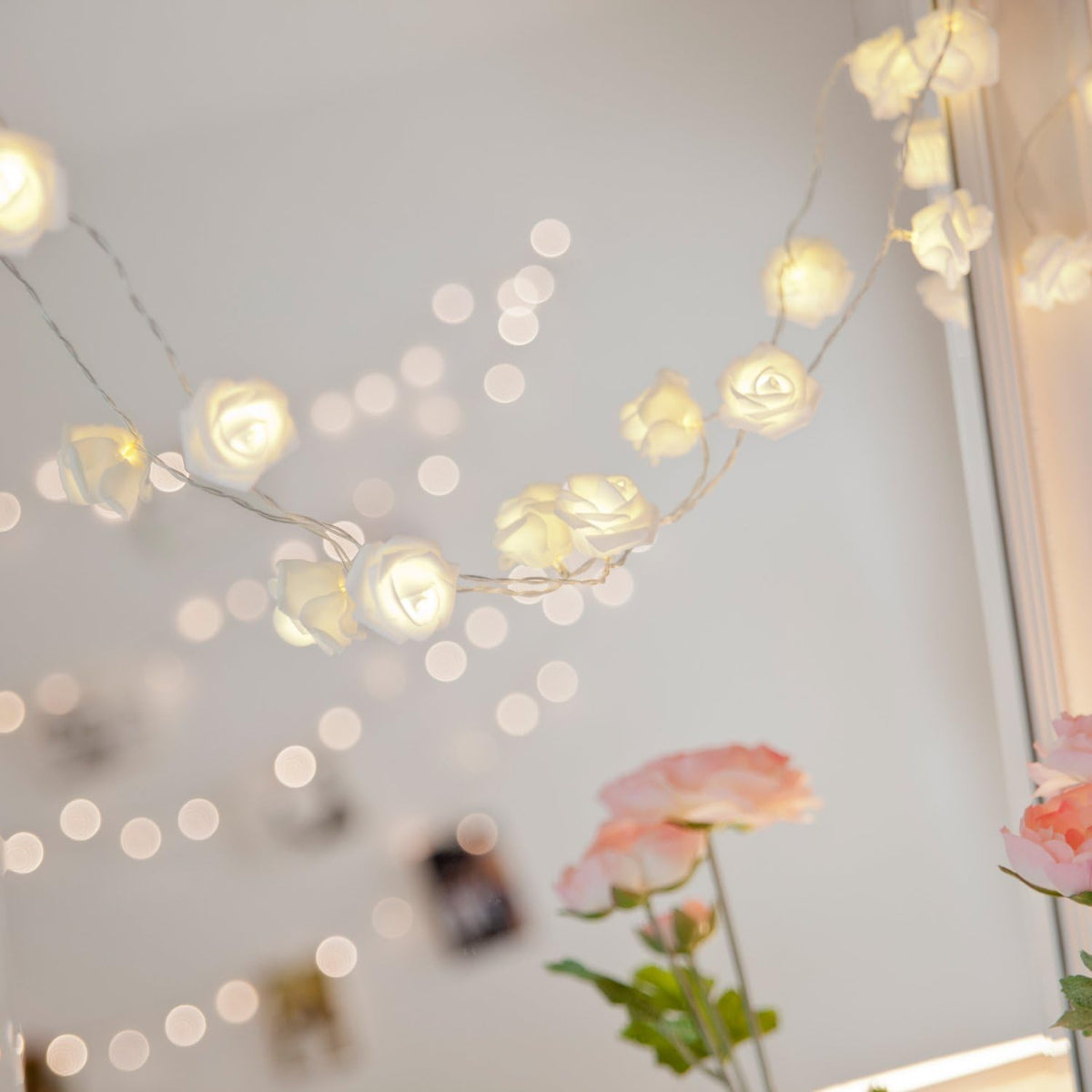Lights4fun 30 Warm White LED Indoor White Rose Decorative Flower String Fairy Lights Clear Cable Plug in Mains Powered 2.9m Bedroom Home Wedding Valentine Decoration