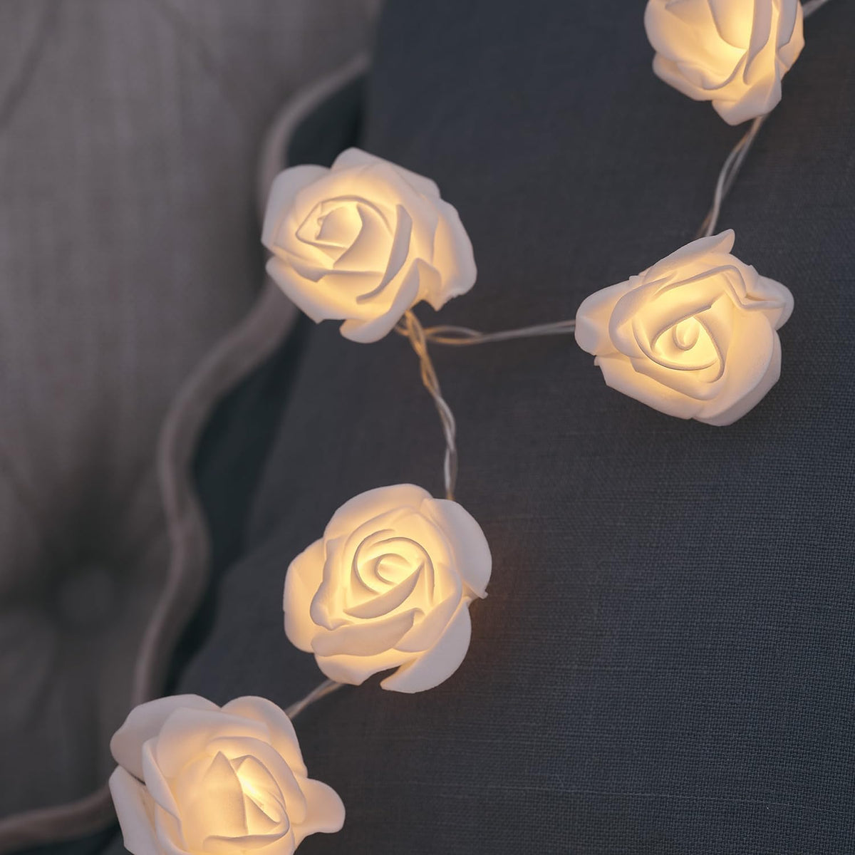 Lights4fun 30 Warm White LED Indoor White Rose Decorative Flower String Fairy Lights Clear Cable Plug in Mains Powered 2.9m Bedroom Home Wedding Valentine Decoration